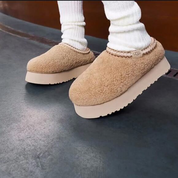 Ugg Maxi Curly Tazz Platform Slippers in Sand 6 - Picture 5 of 13